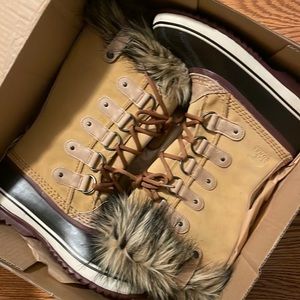 SOREL,NIB Joan of ARTIC 7.5Taffy , Port Royale/Bonbon au caramel, Waterproof